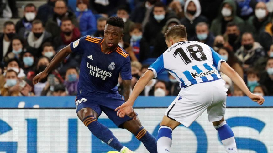 FOTOGRAFÍA. SAN SEBASTIÁN (ESPAÑA), 04.12.2021. El delantero brasileño del Real Madrid Vinicius Jr (i) . Efe