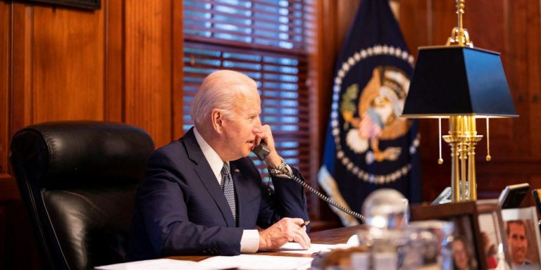 Biden urge a Putin a reducir las tensiones en Ucrania