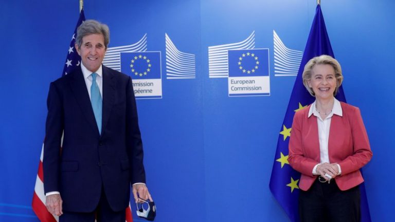 Ursula von der Leyen: «Son tres dosis de la vacuna COVID las que son necesarias ahora». Hay que vacunar a los «niños»