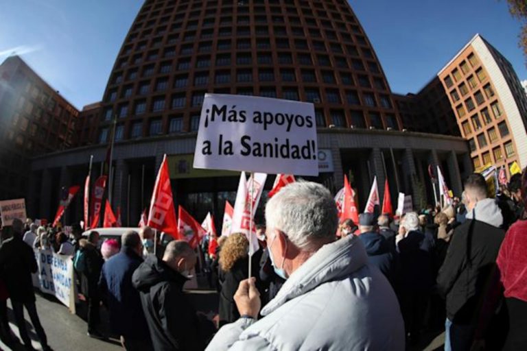 Sindicatos comunistas UGT y CCOO: «Ayuso dimisión». «Salvemos la Atención Primaria». «La Sanidad no se vende»