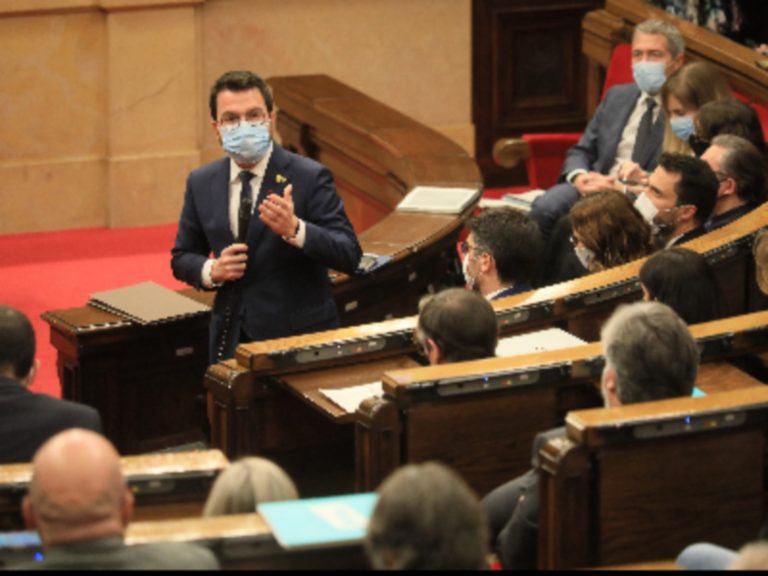 Aragonés pide el «compromiso de todos» los partidos «para no compartir nada con VOX que intenta poner el veneno de la división en nuestro país (Cataluña)»