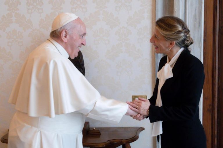 El papa comunista Francisco recibe a Yolanda Díaz Pérez