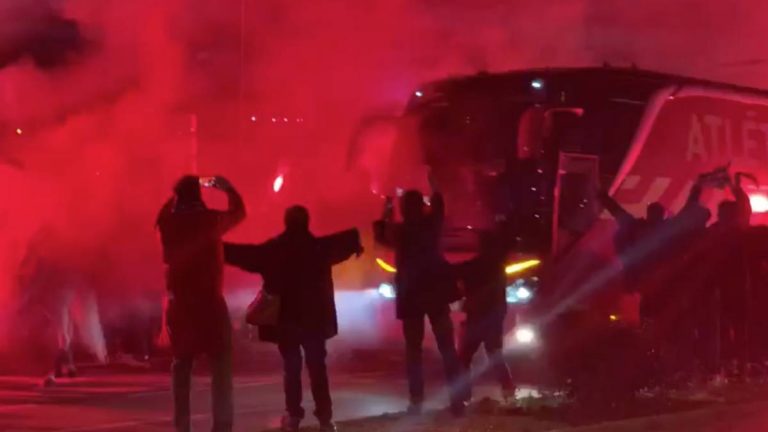 Aficionados de Real Sociedad atacan al autobús del Atlético de Madrid y a vehículo de Ertzaintza en Anoeta