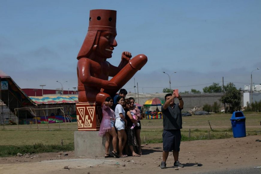 FOTOGRAFÍA. MOCHE (PERÚ), 02.01.2022. Estatua con falo de más de 1 metro, en Moche, es la nueva atracción turística de Perú. Efe