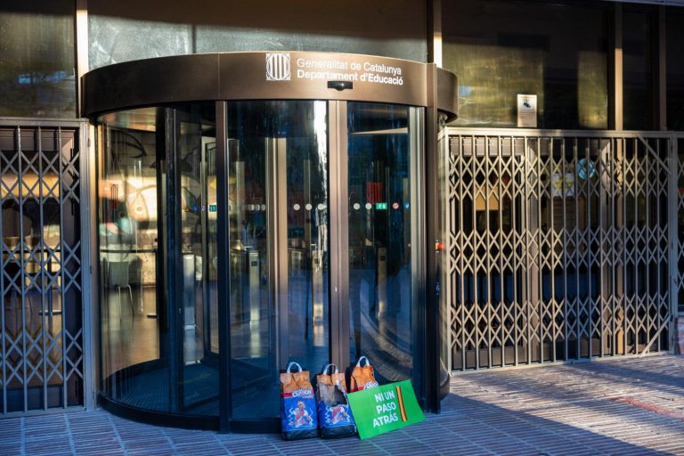 Los Reyes Magos de Orientes regalan 9 kilos de carbón a la Generalidad de Cataluña con lemas de VOX
