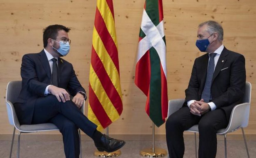 FOTOGRAFÍA. BARCELONA (ESPAÑA), 13.12.2021. Pere Aragonès García (ERC) (i) e Iñigo Urkullu Renteria. Efe (1)