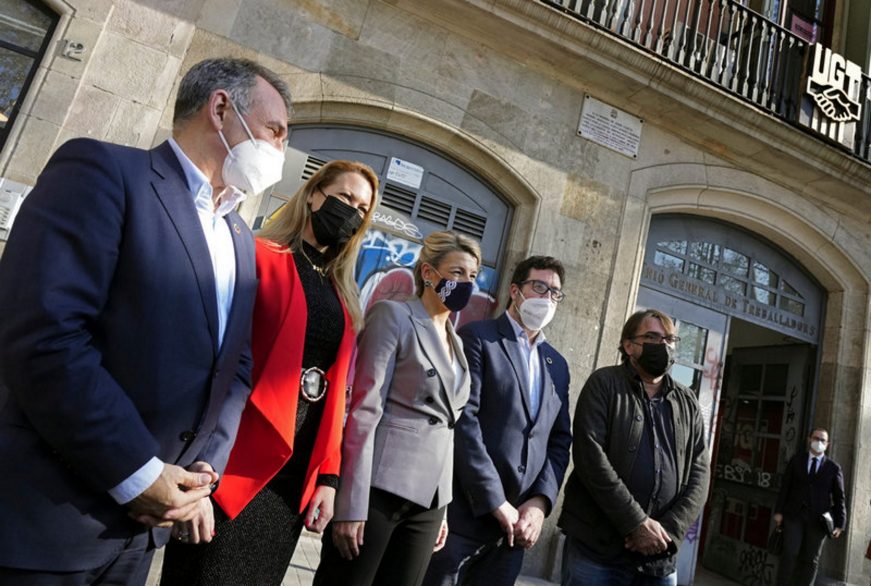 FOTOGRAFÍA. BARCELONA (ESPAÑA), 26.01.2022. La vicepresidente y ministra de Trabajo y Economía Social del Gobierno de España, Yolanda Díaz Pérez (c). Efe