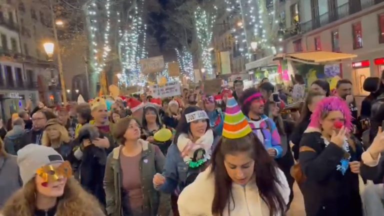 Barcelona celebra el «fin del engaño» globalista: «No es una pandemia» sino «una dictadura». Los vacunados se contagian y contagian