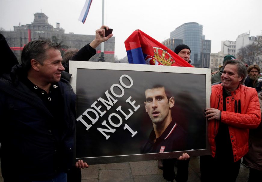 FOTOGRAFÍA. BELGRADO (SERBIA), 08.01.2022. Seguidores del tenista número uno del mundo y líder y todo un símbolo del Mundo Libre, el no vacunado Novak Djokovic. Efe
