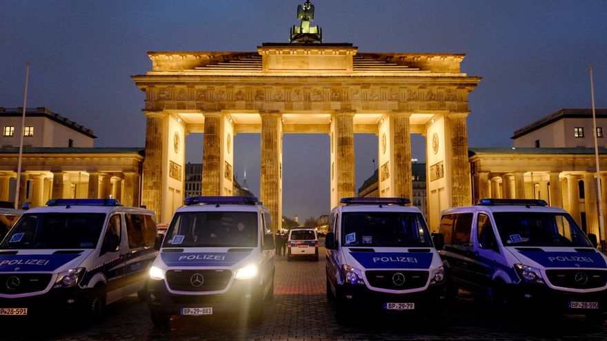 FOTOGRAFÍA. BERLÍN (ALEMANIA), 30.01.2022. El pueblo alemán se levanta contra el nueva régimen nazi del «socialdemócrata» Olaf Scholz. Efe