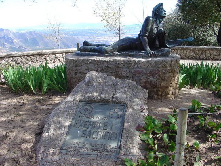 El Carlismo catalán pide la «restauración inmediata» de la escultura del Requeté Yacente, recién retirado impíamente de su ubicación en Montserrat 