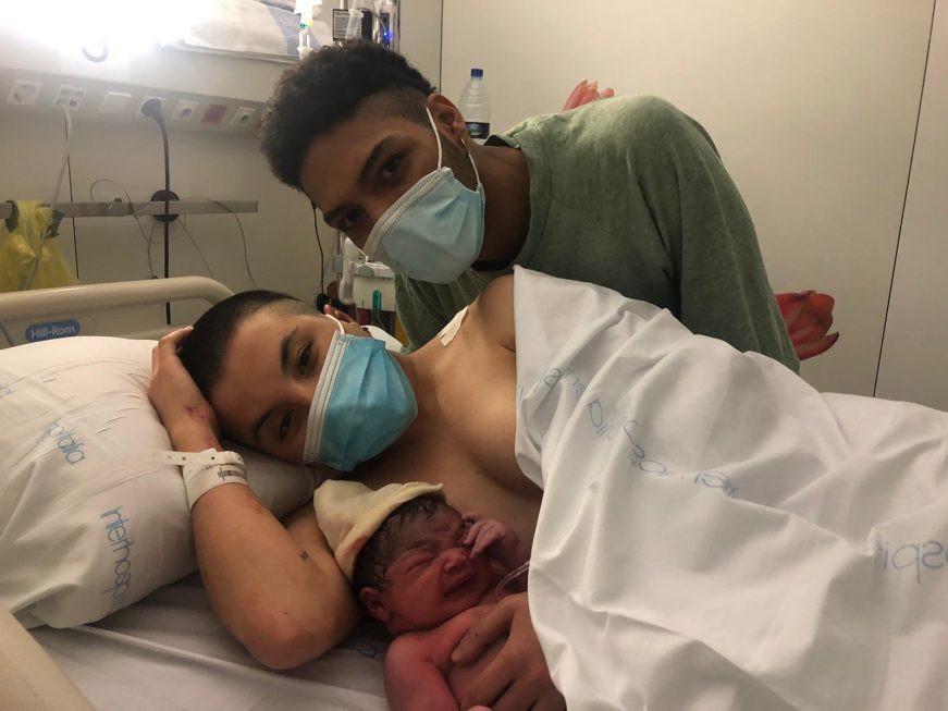 FOTOGRAFÍA. HOSPITAL SAN PAU (BARCELONA) ESPAÑA, 01.01.2021. Nace Alexa en Cataluña, hija de Valentina y Alexander. Ñ Pueblo