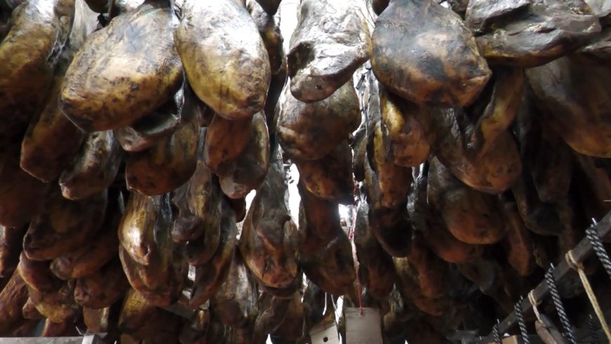 FOTOGRAFÍA. HUELVA (ESPAÑA), 12.12.2021. A los productores de jamón en la sierra de Huelva, donde el Jabugo es uno de sus mejores embajadores. Efe (1)