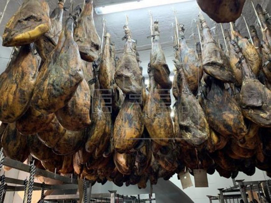 FOTOGRAFÍA. HUELVA (ESPAÑA), 12.12.2021. A los productores de jamón en la sierra de Huelva, donde el Jabugo es uno de sus mejores embajadores. Efe (2)