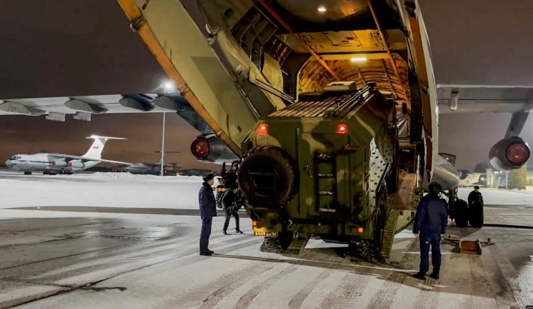 Rusia envía 75 aviones militares junto a 6 antiguas repúblicas soviéticas contra manifestantes en Kazajistán