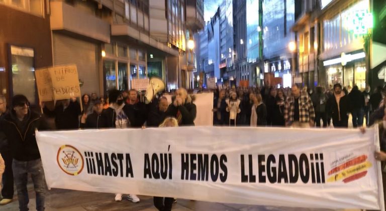 El pueblo exige en La Coruña la dimisión del «tirano» Alberto Núñez Feijóo en una protesta contra su dictadura en Galicia
