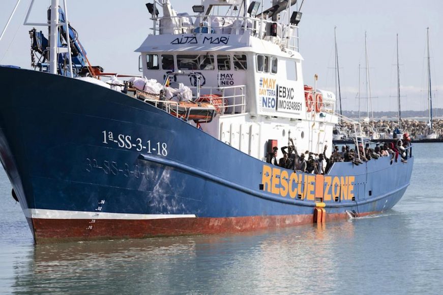 FOTOGRAFÍA. LAMPEDUSA (ITALIA), 30.01.2022. El buque taxi «Aita Mari» navega rumbo a Sicilia (Italia) con 176 inmigrantes ilegales a bordo. Efe