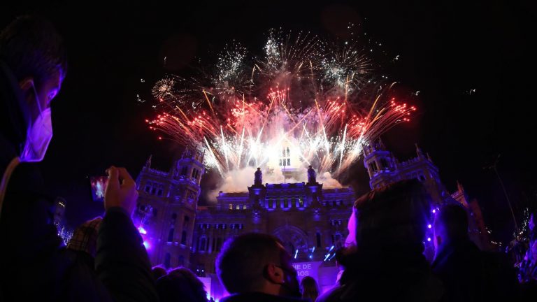 Regreso de Melchor, Gaspar y Baltasar en una Cabalgata de Reyes bajo lluvia en Madrid