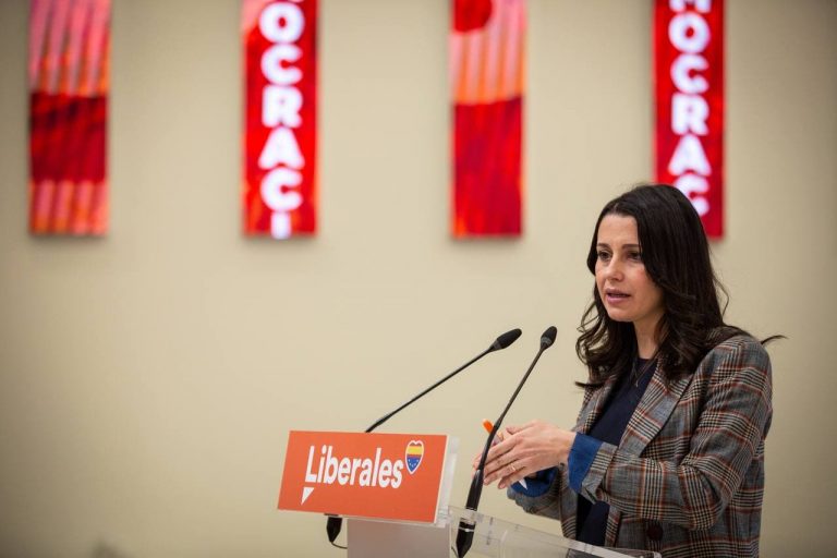 Arrimadas ve a Vox como socio del PSOE y denuncia la «pinza del PSOE y Vox» en Andalucía