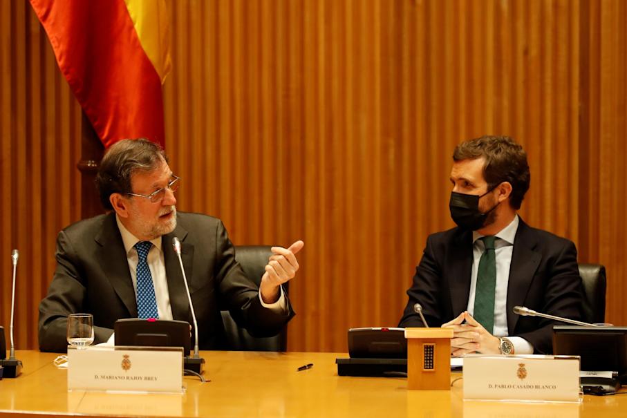 FOTOGRAFÍA. MADRID (ESPAÑA), 20.01.2022. El ex presidente del gobierno Mariano Rajoy (i) y el líder del Partido Popular, Pablo Casado. Efe