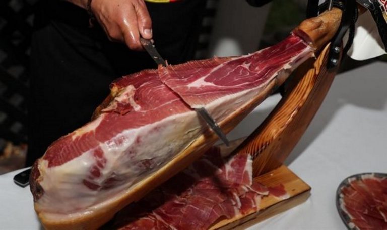 Agricultores y Ganaderos muy preocupados por el ataque del ministro Garzón que ve «mala la carne producida en España»