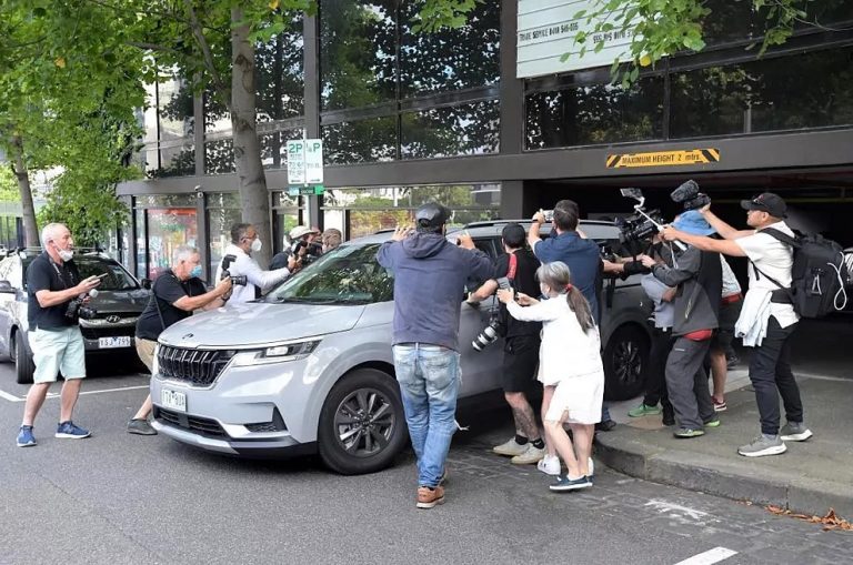 Enorme expectación en la espera del fallo sobre la deportación no vacunado Novak Djokovic en Melbourne (Australia)