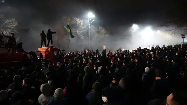 Giro político en Kazajistán: «Vete, abuelo», la indignación del pueblo contra el presidente Kasim-Yomart Tokáyev por el alza del precio