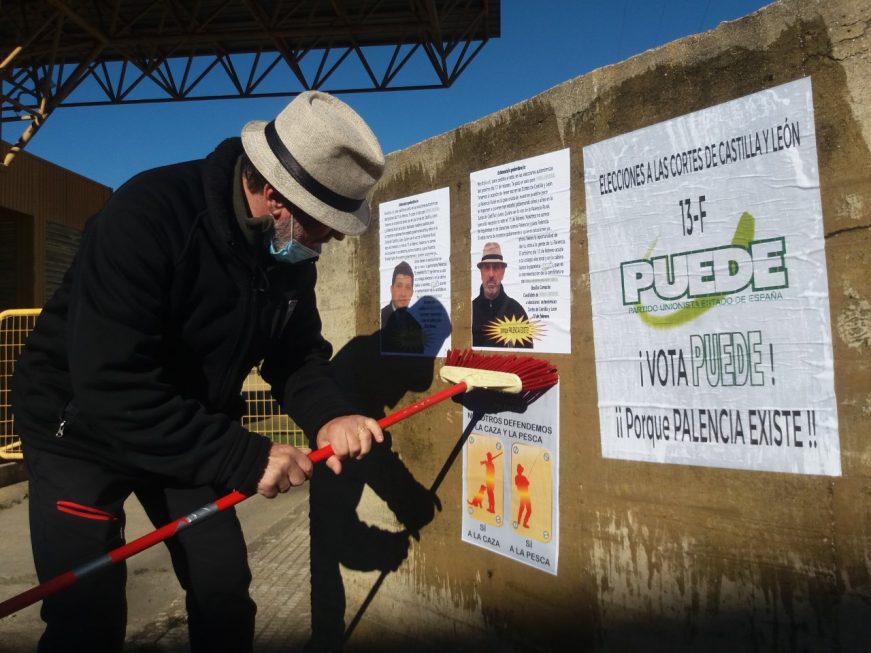 FOTOGRAFÍA. PALENCIA (CASTILLA Y LEÓN) ESPAÑA, 30.01.2022. Pegada de carteles del partido provincial «Puede Palencia». Ñ Pueblo