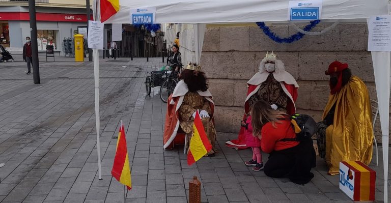 Los Reyes Magos de Oriente visitan una carpa del partido TÚpatria en Tarragona (Cataluña) 