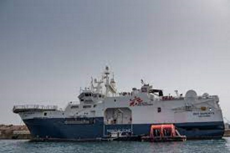 El barco taxi Geo Barents pide puerto para 439 inmigrantes ilegales a bordo