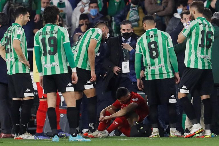 Jordán recibe en su cabeza el impacto de una barra en el derbi Sevilla vs Betis de la Copa del Rey: suspendido el partido