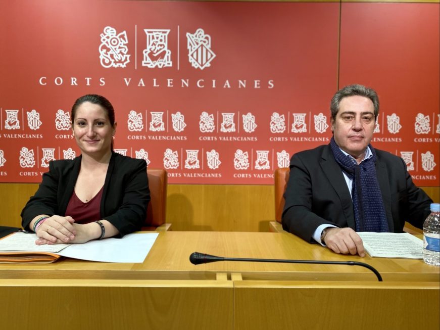 FOTOGRAFÍA. VALENCIA (ESPAÑA), 19.01.2022. Ana Vega Campos (i) y José María Llanos (d). Ñ Pueblo