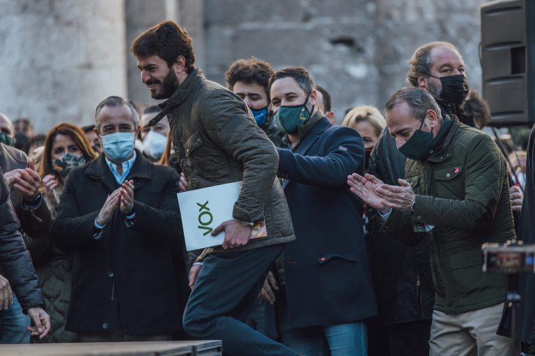 VOX sube 10 escaños en las encuestas del 13F y gobernaría Castilla y león sumando mayoría absoluta con el PP