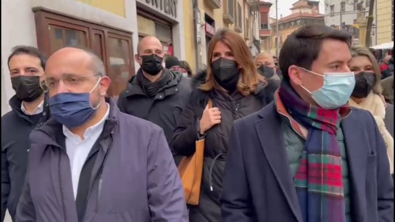 El independentismo increpa y expulsa al PP de Vich (Barcelona) por «fascistas, desgraciados e hijos de puta»