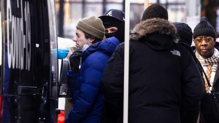 El COVID no da tregua a Joe Biden: 1.082.549 contagios y 2.615 muertos al día pese a las restricciones y vacuna COVID obligatoria para funcionarios estadunidenses