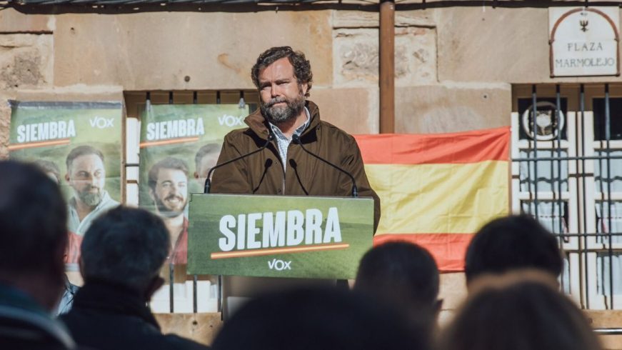 FOTOGRAFÍA. AGUILAR DE CAMPOO (PALENCIA) ESPAÑA 30.01.2022. Iván Espinosa de los Monteros y de Simón, ha arropado este domingo al candidato de VOX por Palencia a las Cortes de Castilla y León, David Hierro, este domingo en Plaza España de Agular de Campoo (Palencia). (Ñ Pueblo)