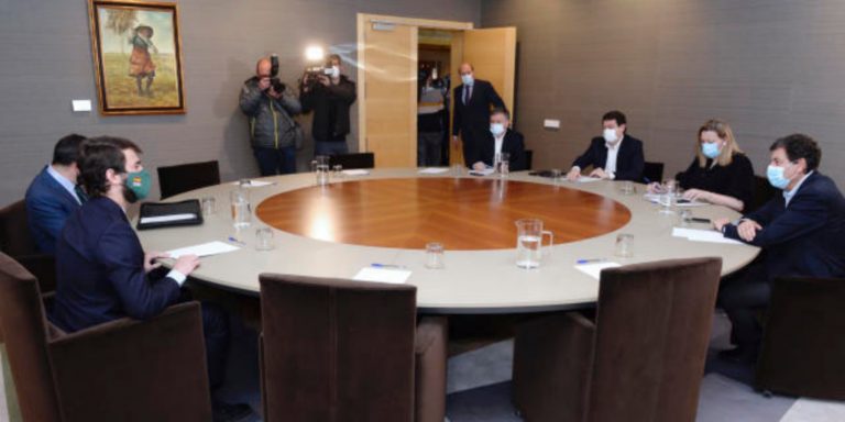 PP y Vox apuran las horas previas a la constitución de las Cortes de Castilla y León con la Presidencia de la institución que reclama Vox aún en disputa entre ambos partidos