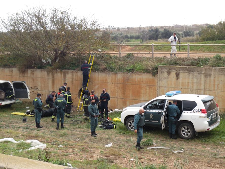 FOTOGRAFÍA. MELILLA (ESPAÑA), 06.02.2022. Efectivos de la Guardia Civil y Bomberos durante el rescate de uno de los 4 inmigrantes ilegales magrebíes. Efe