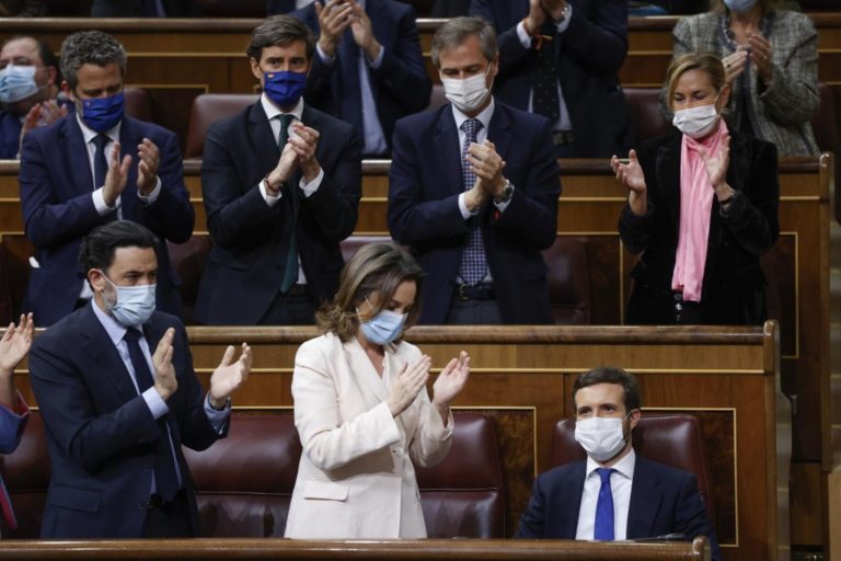 El PP esconde sus cuchillos en el Congreso y ovaciona ceremonialmente al cadáver de su presidente Pablo Casado Blanco