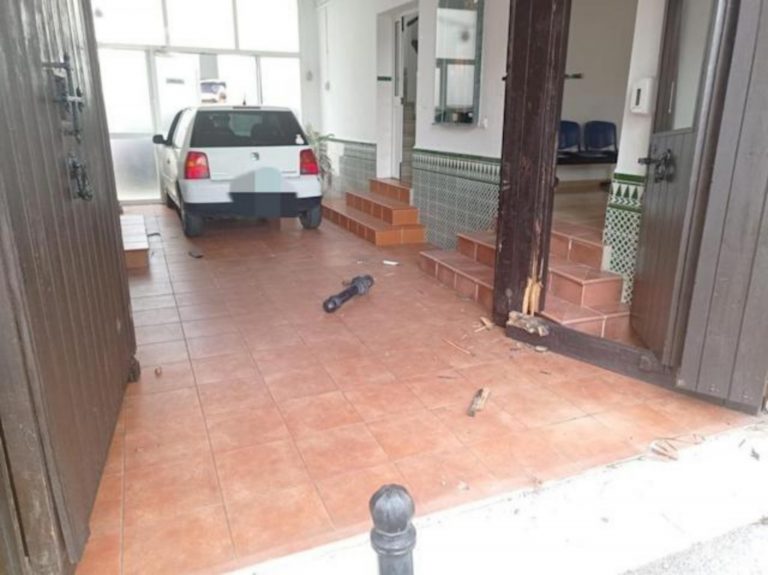 Un utilitario se empotra contra la puerta principal del cuartel de la Guardia Civil en Mijas (Málaga)
