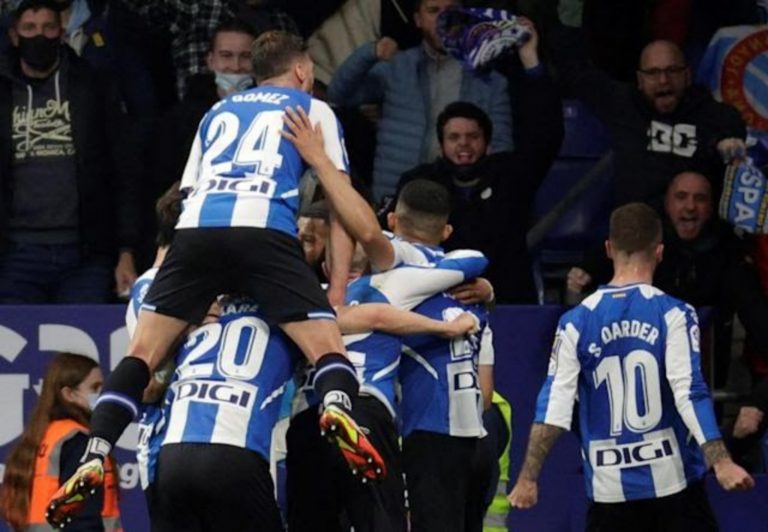 FC Barcelona tiene que esperar a un cabezazo de Luuk de Jong en el minuto 96 para sacar algo positivo del derbi contra el Espanyol (2-2)