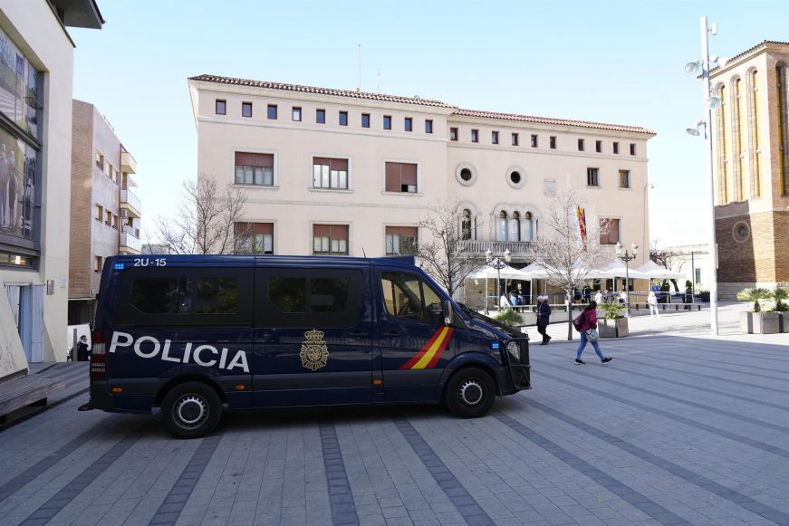 FOTOGRAFÍA. CORNELLÁ DE LLOBREGAT (BARCELONA), 14.02.2022. Miembros de la Policía Nacional. Efe