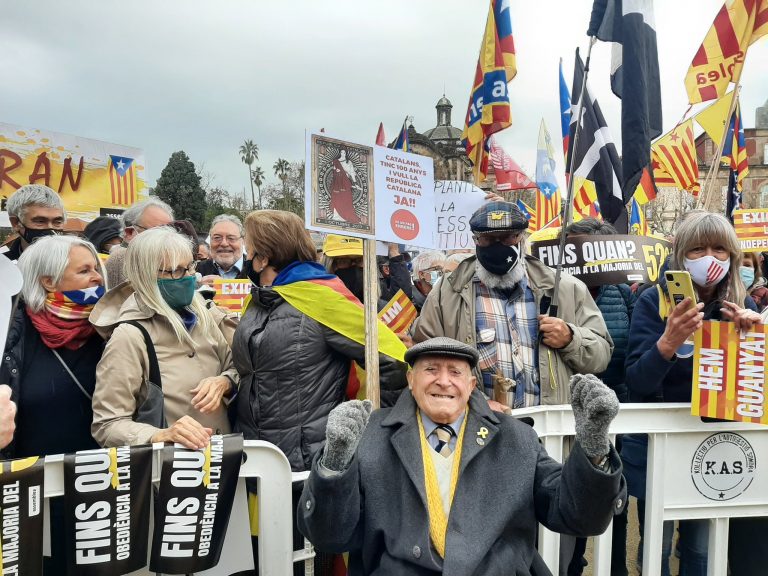 Los separatistas se movilizan frente al Parlamento de Cataluña contra ERC y JxCat por cobardes y traidores del Procés