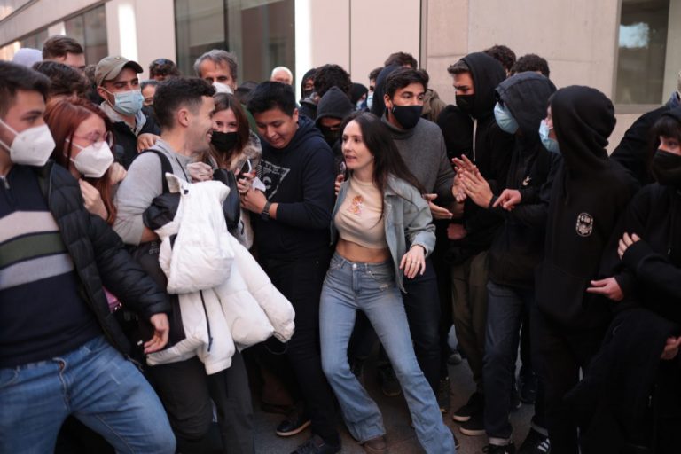 FOTOGRAFÍA. BARCELONA (ESPAÑA), 23.02.2022. Agresiones a S'ha Acabat en de Campus Universitario de la Universidad Pompeu Fabra (UPF) de Barcelona. Los radicales de la ultraizquierda y del separatismo han rodeado a los jóvenes de S'! y han empezado a insultarlos y amenazarlos. A los pocos minutos, la agresividad y los empujones de los radicales separatistas han ido en aumento, destrozando todo el material de la entidad constitucionalista. Lasvocesdelpueblo (Ñ Pueblo)
