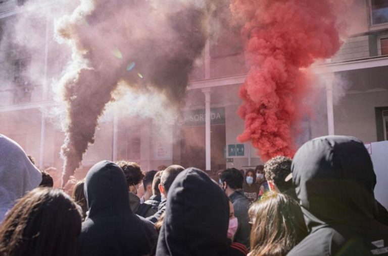 FOTOGRAFÍA. BARCELONA (ESPAÑA), 23.02.2022. Agresiones a S'ha Acabat en de Campus Universitario de la Universidad Pompeu Fabra (UPF) de Barcelona. Los radicales de la ultraizquierda y del separatismo han rodeado a los jóvenes de S'! y han empezado a insultarlos y amenazarlos. A los pocos minutos, la agresividad y los empujones de los radicales separatistas han ido en aumento, destrozando todo el material de la entidad constitucionalista. Lasvocesdelpueblo (Ñ Pueblo)