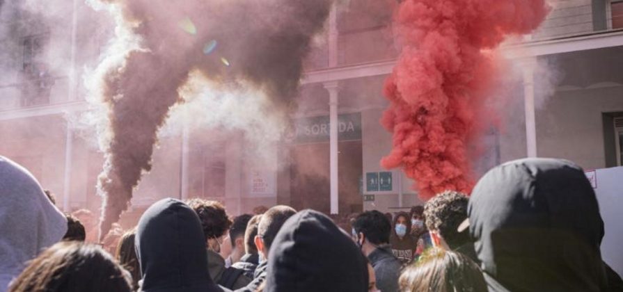 FOTOGRAFÍA. BARCELONA (ESPAÑA), 23.02.2022. Agresiones a S'ha Acabat en de Campus Universitario de la Universidad Pompeu Fabra (UPF) de Barcelona. Los radicales de la ultraizquierda y del separatismo han rodeado a los jóvenes de S'! y han empezado a insultarlos y amenazarlos. A los pocos minutos, la agresividad y los empujones de los radicales separatistas han ido en aumento, destrozando todo el material de la entidad constitucionalista. Lasvocesdelpueblo (Ñ Pueblo)