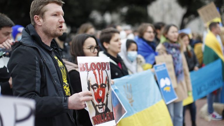Rusos y ucranianos protestan en Barcelona contra la invasión rusa de Ucrania