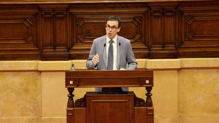 Manuel Jesús Acosta Elías (VOX) exige el cese de todos los cargos que rechacen la sentencia del 25% de español en las aulas