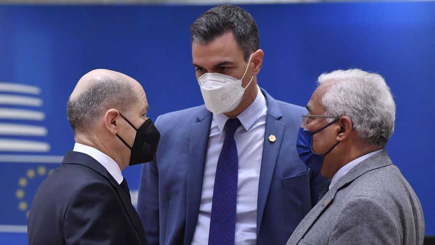 FOTOGRAFÍA. BRUSELAS (BÉLGICA), 24.02.2022. El presidente de Gobierno de coalición socialcomunista de España, Pedro Sánchez Pérez Castejón (c). Efe