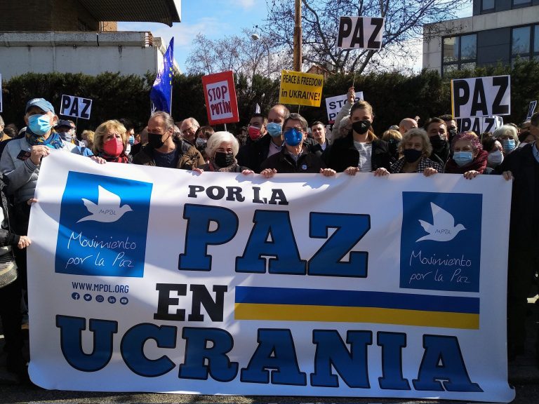 Carmen Calvo y Manuela Carmena protestan: «Putin, fuera», «No a la guerra» y «No a la invasión» de Ucrania